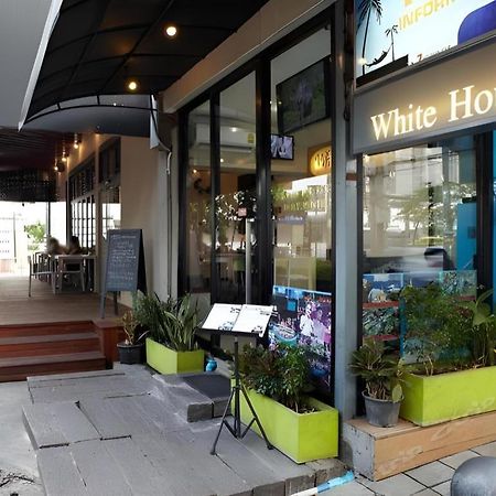 White House Asoke Sukhumvit 18 Hotel Bangkok Exterior photo