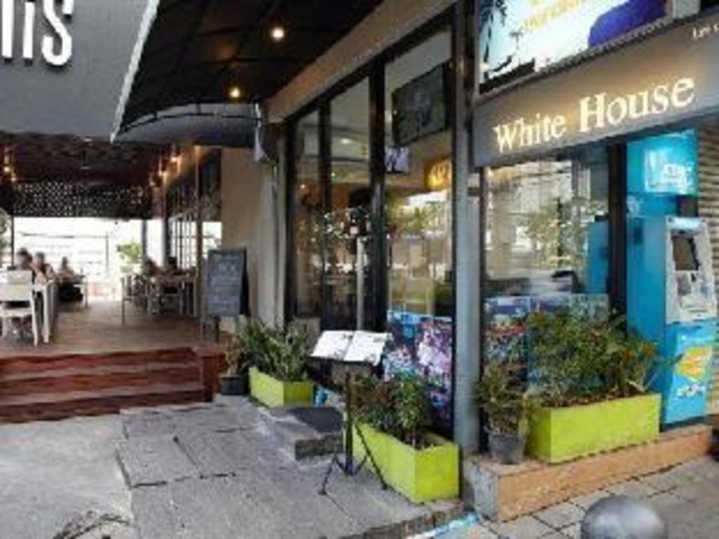 White House Asoke Sukhumvit 18 Hotel Bangkok Exterior photo