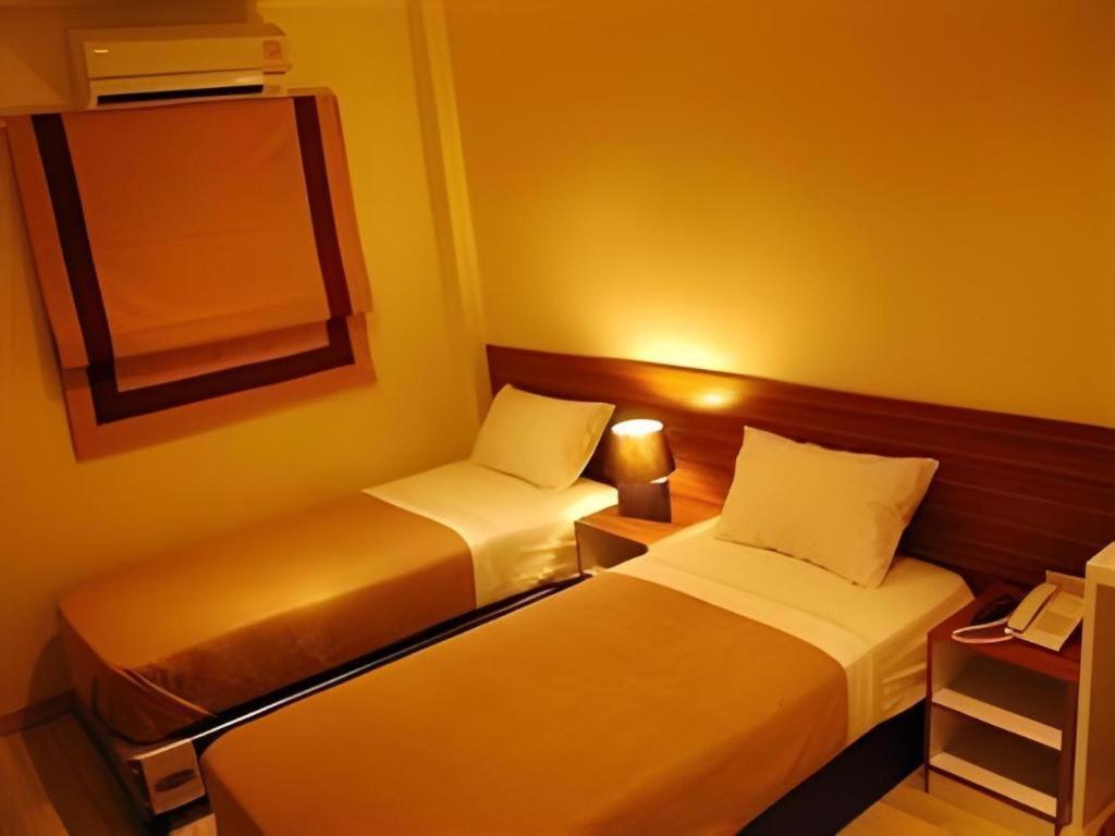 White House Asoke Sukhumvit 18 Hotel Bangkok Exterior photo