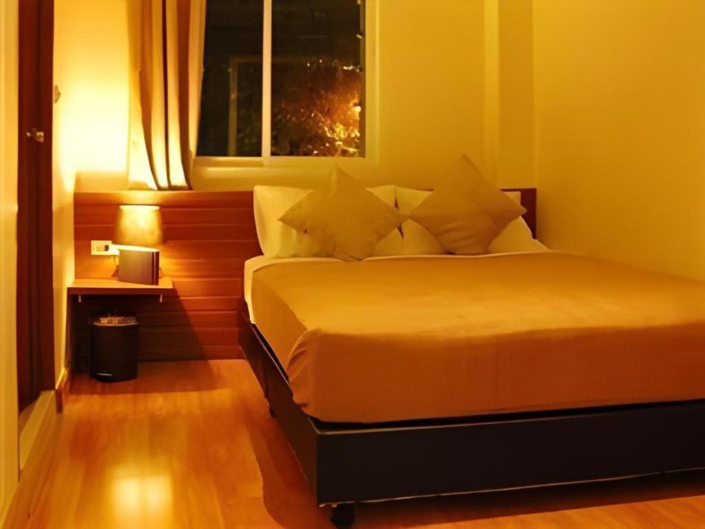 White House Asoke Sukhumvit 18 Hotel Bangkok Exterior photo